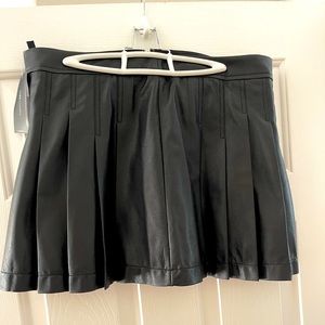 BCBGMAXAZRIA Pleated Mini Skirt. NEW w/Tags. Black. Size Large.